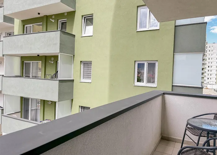 Ember Green Брашов